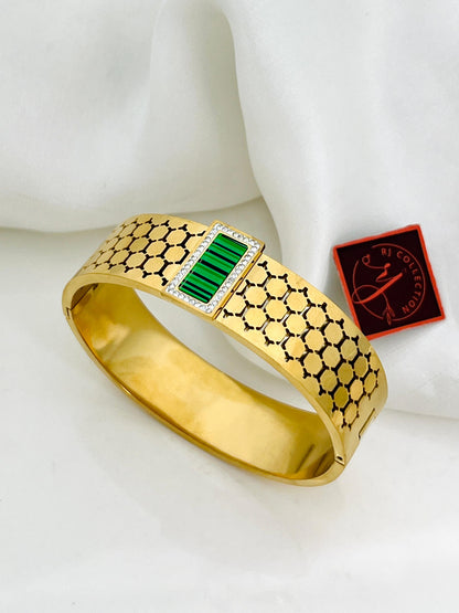 Golden Tactical Handcuffs – Adjustable and Durable