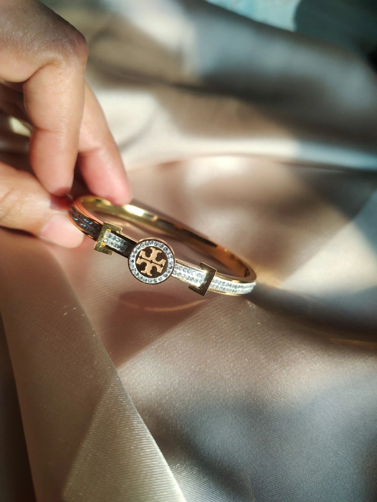 “Professional Stainless Steel Handcuffs – Double Lock Security Restraints”